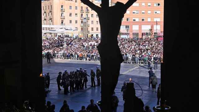 Mena procesiona el Jueves Santo en Málaga acompañado de la Legión y ante gran expectación