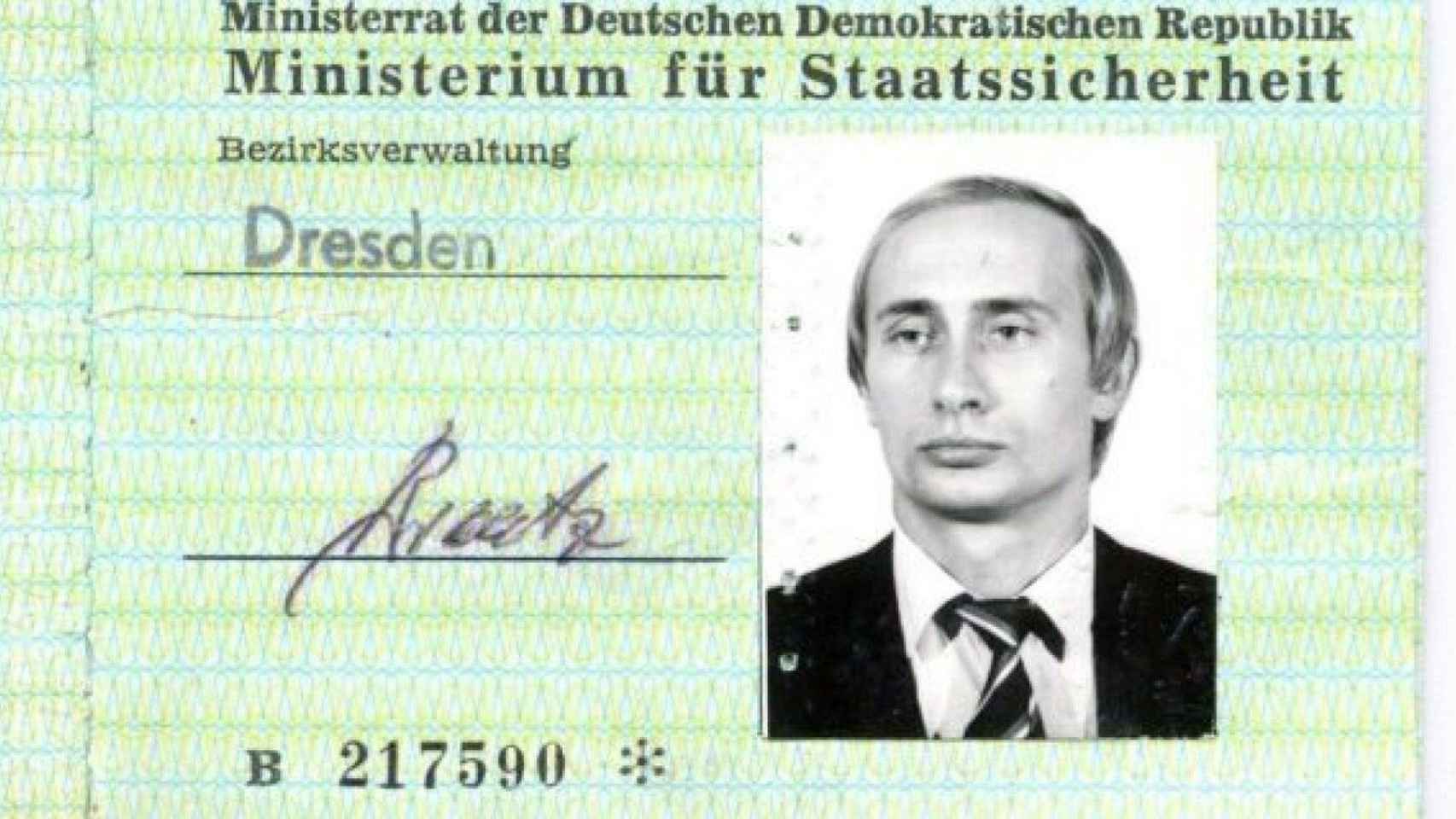 Un carné del Ministerio para la Seguridad del Estado (Stasi) de  Putin como espía en Dresde