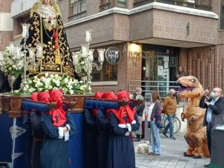 Un dinosaurio revoluciona una procesión de la Semana Santa de Valladolid