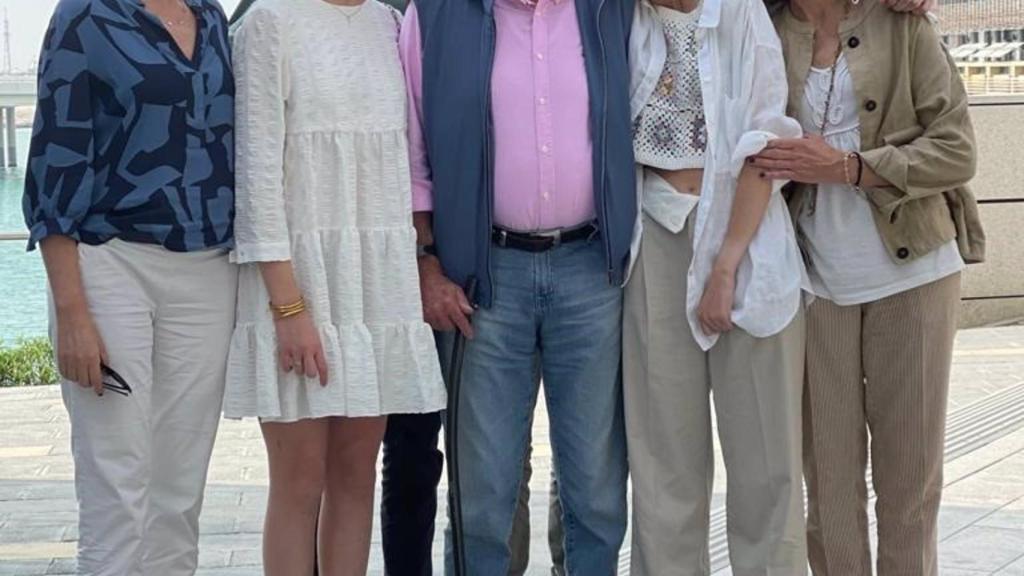 Las infantas Elena y Cristina y sus hijos visitan al Rey Juan Carlos en Abu Dabi