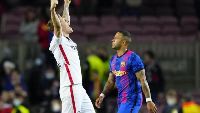 Kristijan Jakic celebra la victoria contra el Barça con Memphis Depay de fondo