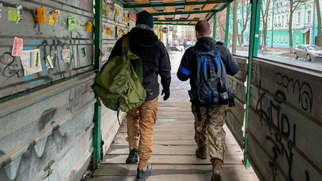 Yura (dueño del piso) y Jraven (estadounidense) caminan hacia la vivienda, el día que se conocieron, desde el centro de Kiev.