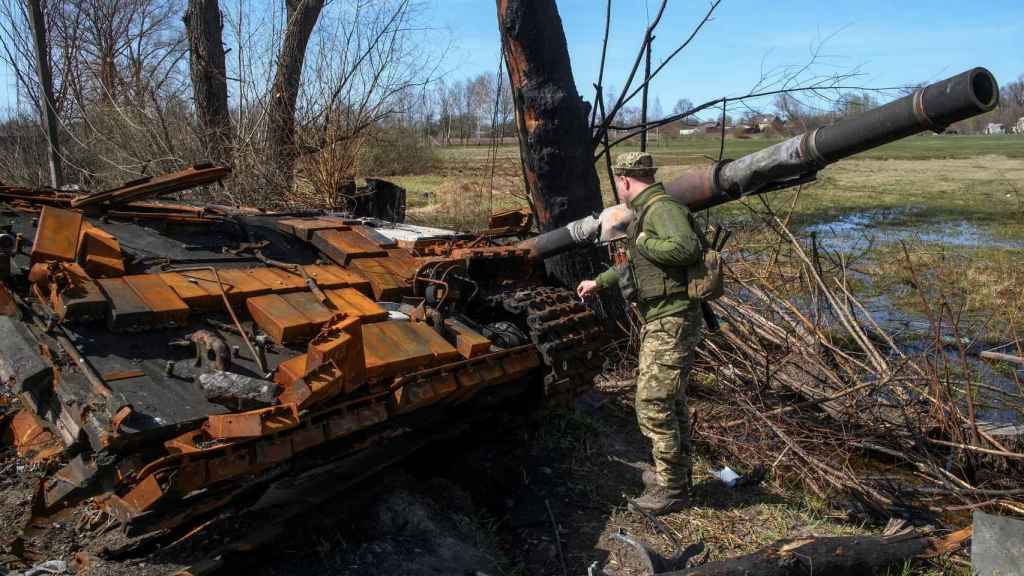 Un militar ucraniano inspecciona los restos de un tanque destruido en Termakhivka, en la región de Kiev.