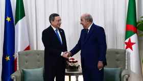 El presidente de Argelia, Abdelmadjid Tebboune, da la mano a su homólogo italiano, Mario Draghi.