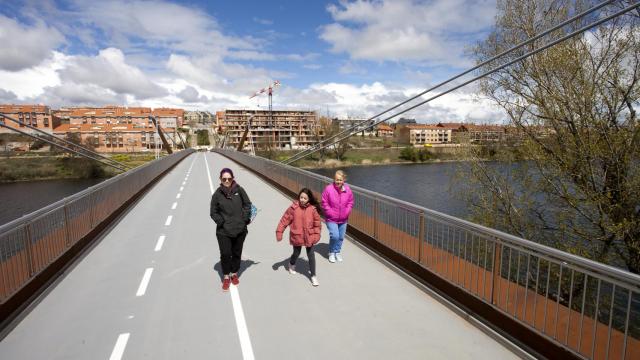 Pasarela de Huerta Otea, une ambas márgenes del río Tormes para integrar a los barrios que se sitúan en sus riberas