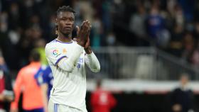 Eduardo Camavinga aplaudiendo a la afición del Santiago Bernabéu