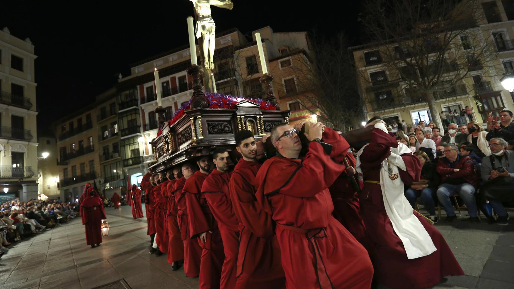 Imágenes del Viernes Santo en Toledo: devoción y recogimiento con el Santo Entierro