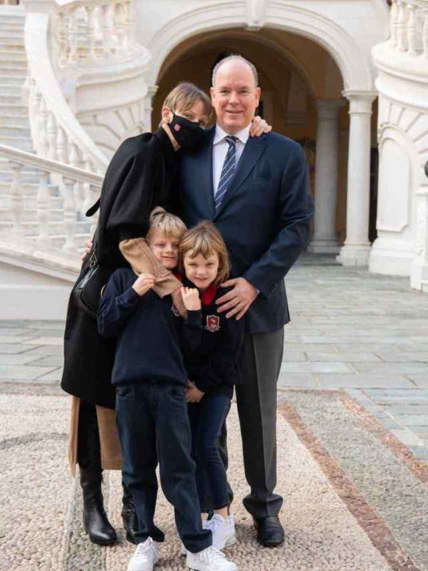 Charlène de Mónaco junto al príncipe Alberto y sus hijos tras llegar a Mónaco en noviembre de 2021.