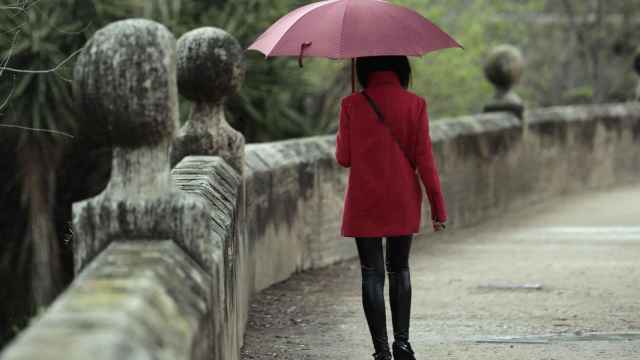 Mujer paseando mientras llueve