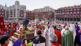 La Virgen de la Alegría y el Cristo Resucitado se encuentran en la Plaza Mayor de Valladolid ante el fervor de los fieles. / ICAL