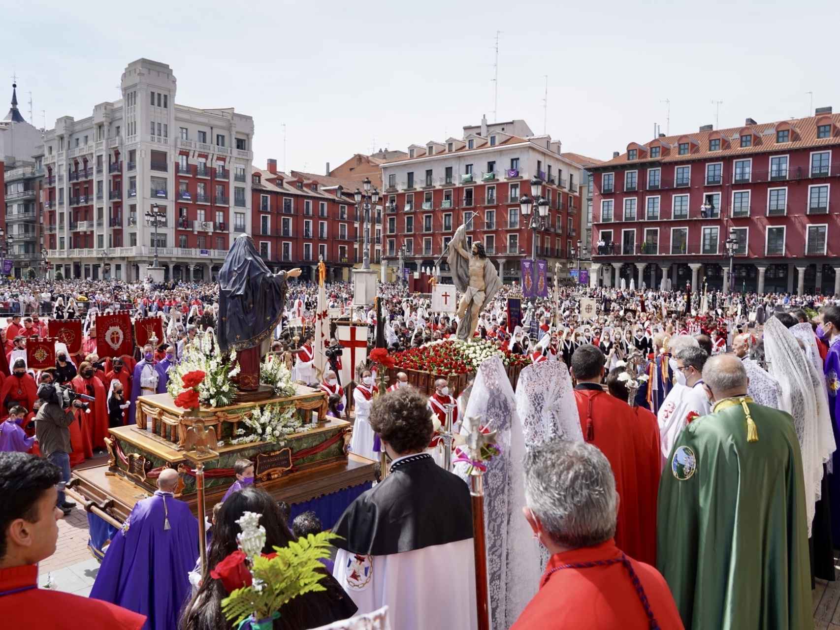 La Virgen de la Alegría y el Cristo Resucitado se encuentran en la Plaza Mayor de Valladolid ante el fervor de los fieles. / ICAL