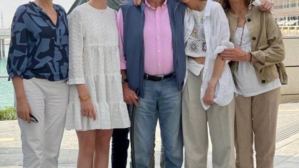 El rey Juan Carlos junto a sus hijas y algunos de sus nietos en Abu Dabi.