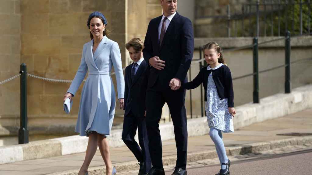 Los duques de Cambridge y sus hijos, George y Charlotte, llegando a la misa de Pascua.