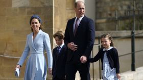 Los duques de Cambridge y sus hijos, George y Charlotte, llegando a la misa de Pascua.