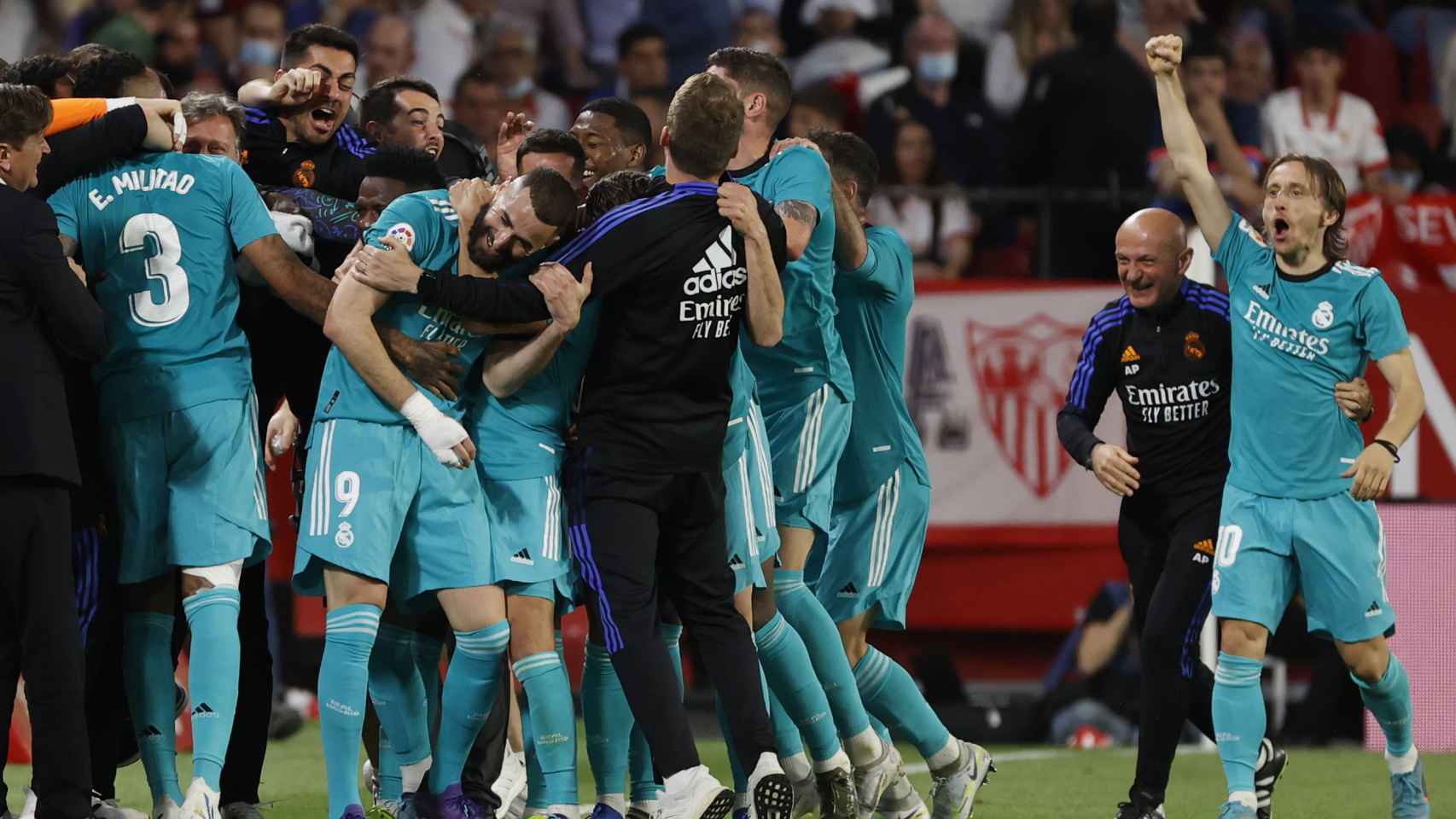 Los jugadores del Real Madrid celebran el gol de la victoria en el descuento de Karim Benzema al Sevilla