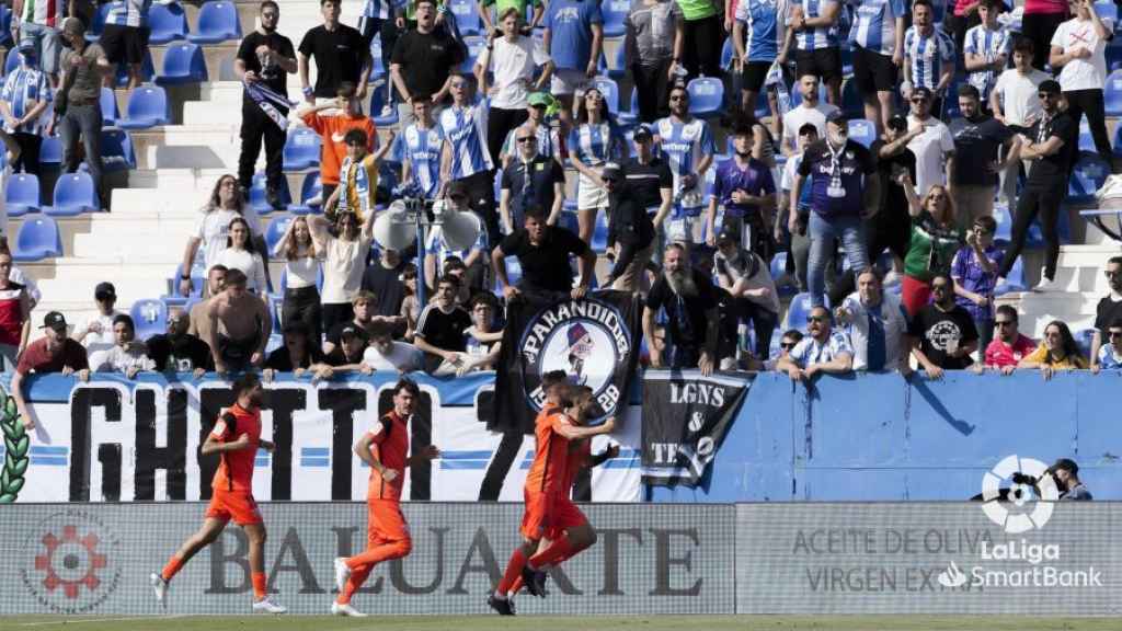 Los jugadores del Málaga CF celebran el primer gol de Vadillo.