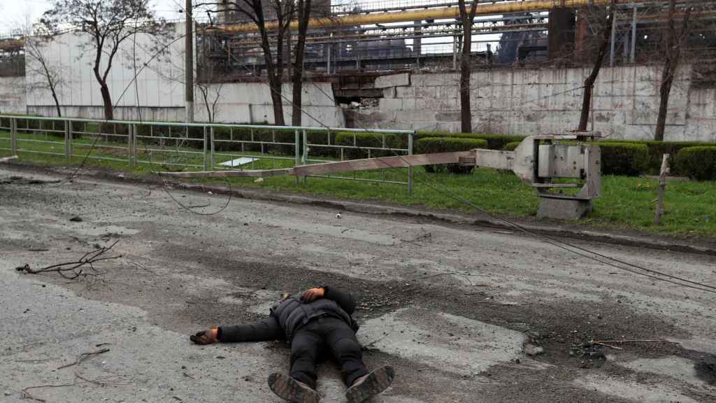 El cuerpo de un civil asesinado yace sobre las calles de Mariúpol.