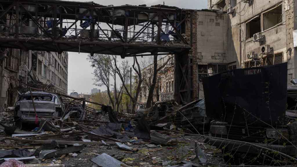 Estado de las calles de Járkov tras los sucesivos bombardeos lanzados por Rusia.