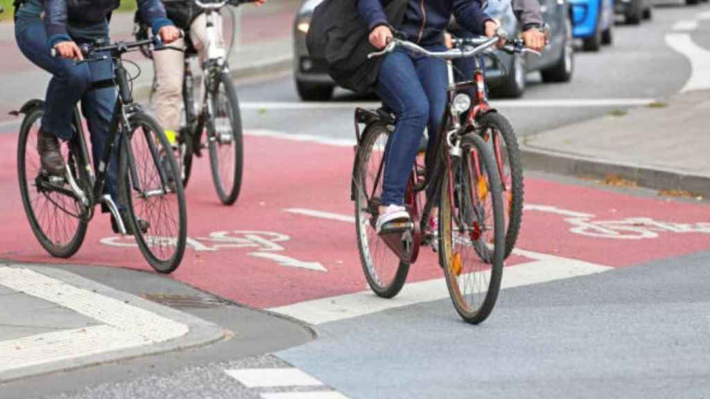 Ciclistas urbanos por el carril bici