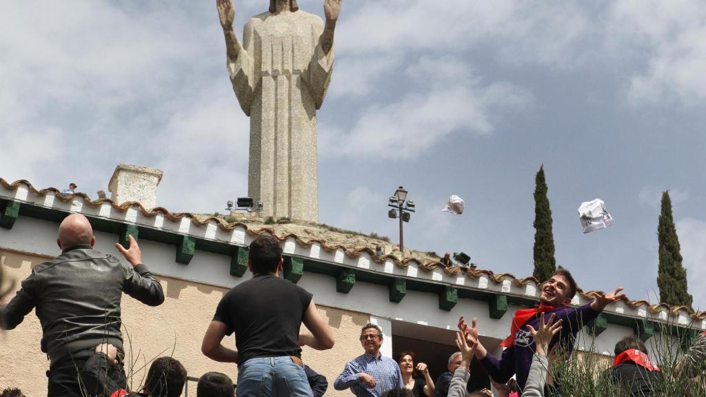 Bolsas de pan y queso volando a los pies del Cristo del Otero