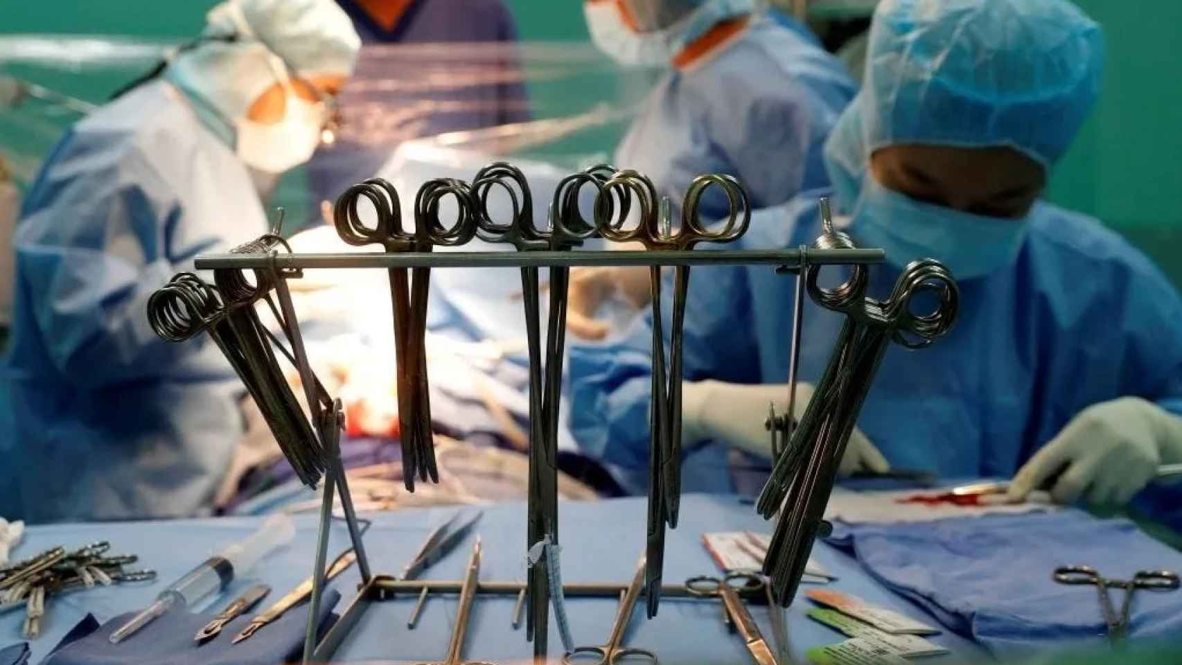 De cirujanos a "verdugos": documentan cómo China extrae órganos a presos  vivos para trasplantes