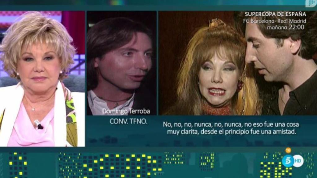 Karina durante su visita a 'Sábado Deluxe' escuchando las declaraciones de Domingo Terroba.