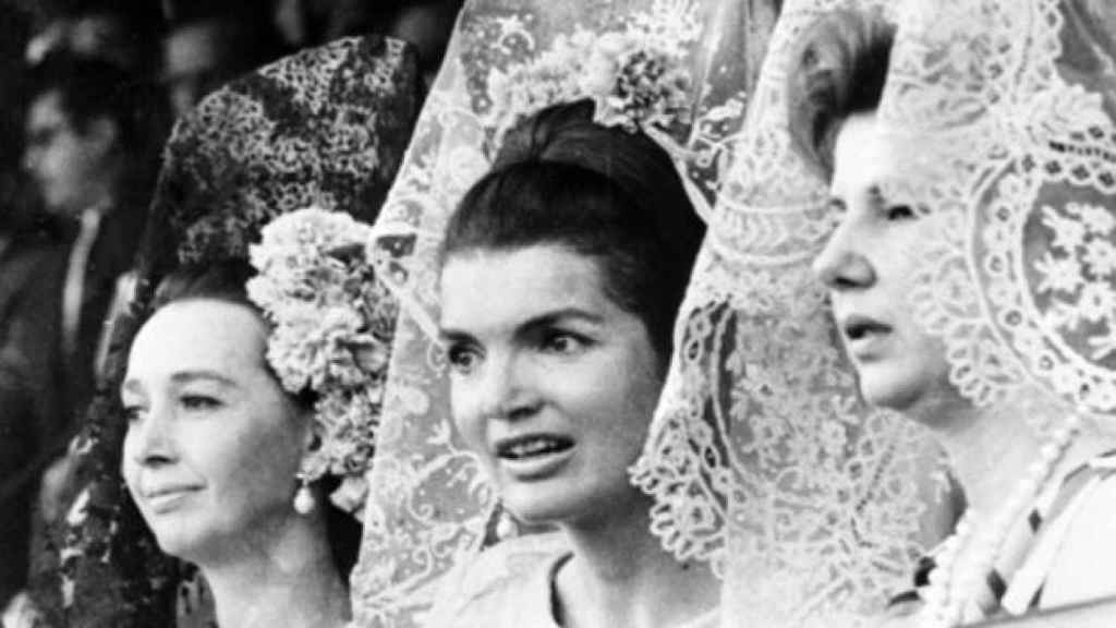 Jackie Kennedy, entre la duquesa de Medinaceli y la duquesa de Alba.