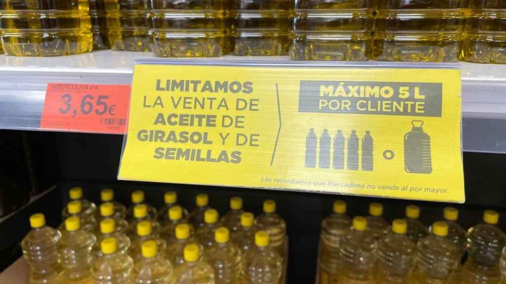 Una etiqueta que limita la compra de aceite de girasol.
