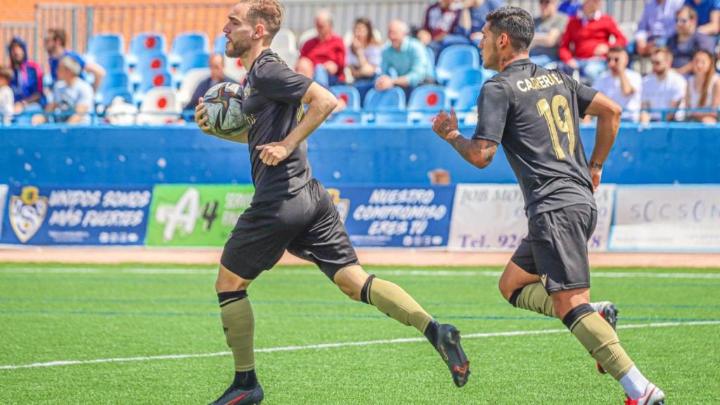 Los jugadores del Intercity corren para sacar de centro tras su primera derrota en 27 jornadas.