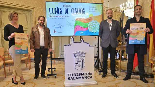 El Ayuntamiento organiza el Festival Lunes de Aguas con un variado programa de actividades en torno al río Tormes. En la imagen, presentación del festival