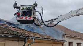 Los Bomberos sofocan el fuego en una vivienda. Imagen de archivo