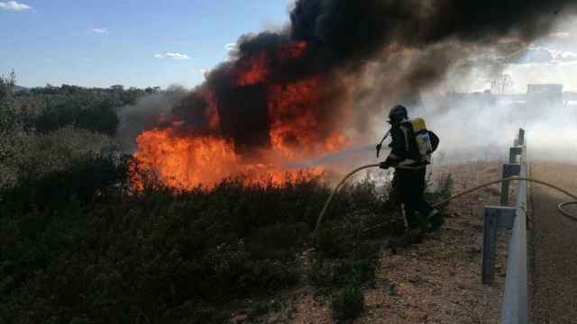 Imagen del fuego en el camión. Fotografía: Bomberos Rionegro