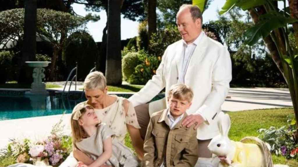 Charlène de Mónaco junto al príncipe Alberto y sus hijos, Jacques y Gabriella.