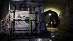 La piedra que supuestamente formó parte del altar medieval de la iglesia del Santo Sepulcro. / Ronen Zvulun (Reuters)