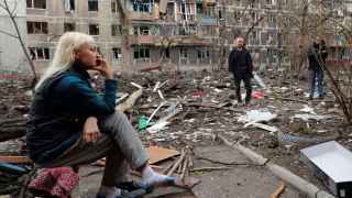 Habitantes de la ciudad Mariúpol contemplan sus edificios bombardeados por las tropas rusas.