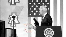 Joe Biden saluda al aire tras una intervención pública.