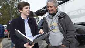 David Shore y Freddie Highmore en el rodaje de 'The Good Doctor', de vuelta el 19 de abril en AXN.