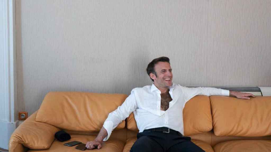 Macron revolucionó esta semana las redes con su foto 'a pecho descubierto'.