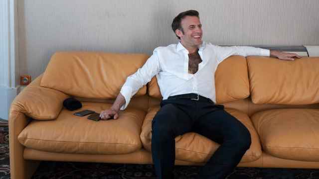 Macron revoluciona las redes con su foto 'a pecho descubierto': Hombre lobo en París