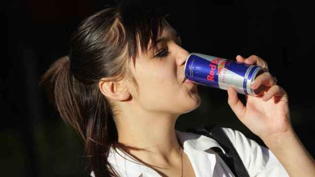 Una adolescente bebiendo bebidas energéticas