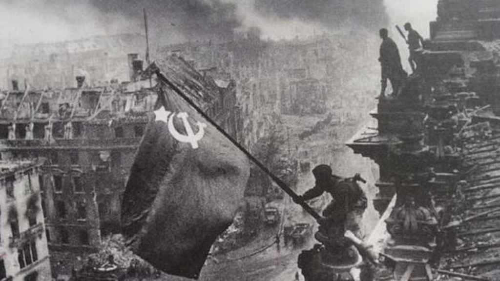 Un soldado de la URSS iza la bandera sobre un destruido Berlín.