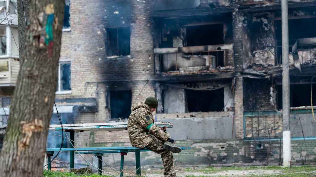 Un miembro del Ejército ucraniano contempla un edificio destruido en Irpin, a las afueras de Kiev.