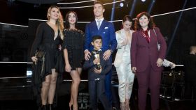 Georgina Rodríguez y Cristiano Ronaldo junto a su hijo, su madre y sus hermanas.
