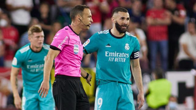 Cuadra Fernández, con Benzema en el Sevilla - Real Madrid