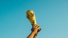 Un jugador levanta la Copa del Mundo de fútbol.