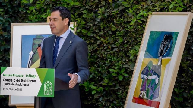 El presidente de la Junta de Andalucía, Juanma Moreno, atiende a los medios tras el consejo de gobierno en Málaga.