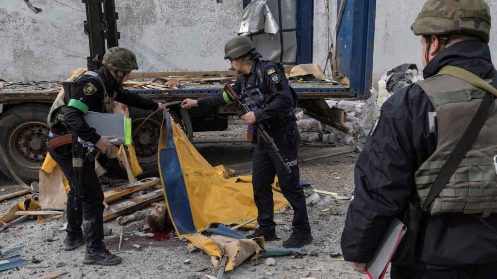 La Policía ucraniana cubre el cuerpo de un hombre muerto en los bombardeos rusos en Kramatorsk.