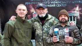 Mario (en el centro) junto a militares ucranianos. EE