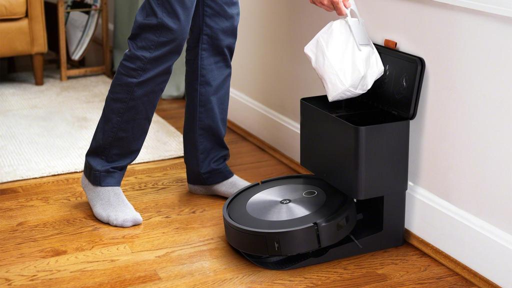Roomba j7+.