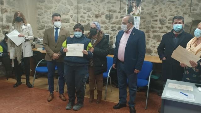 Efrén Fernández, gerente del ECYL en la provincia de Zamora; José Manuel Pilo, alcalde de Fermoselle; y Escolástica Fidalgo, concejala de Cultura